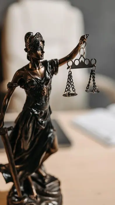Estátua da Justiça, com uma espada na mão, olhos vendados e uma balança levantada pela mão esquerda - Golpe Pix